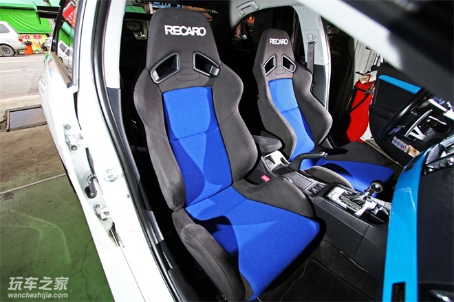 recaro rs-g赛车座椅拥有一流的包裹性,保证车手不会被离心力甩来甩去