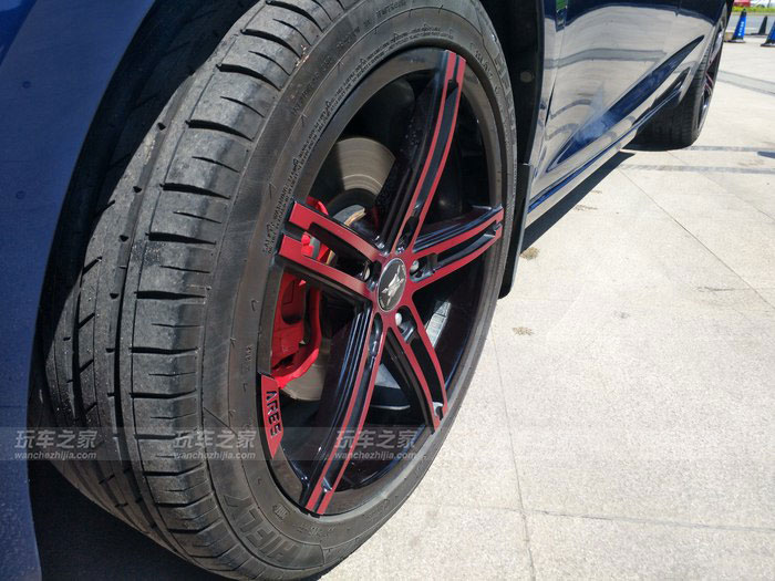 轮毂也换成了黑红色17寸轮毂,搭配的是225/45/17轮胎.