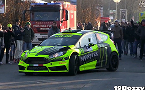 Valentino Rossi驾驶福特嘉年华RS WRC赛车