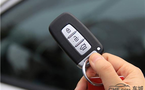 汽车钥匙忘车里 砸哪块玻璃最省钱？