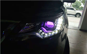 远景X6灯光升级海5透镜+汉雷灯泡+奥兹姆35W安定器，搭配紫色恶魔眼