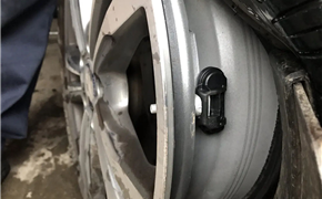 奔驰C级加装原厂二代数字胎压监测，实时查看4轮胎压数值，让驾驶更安心。
