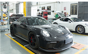 黑色保时捷911 GT3 RS 机油保养