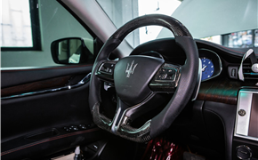 2013款玛莎拉蒂总裁改装换挡大拨片碳纤维方向盘，驾驶手感的大升级。