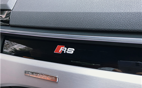 新款奥迪S4升级碳纤维定制方向盘+副驾驶液晶显示屏