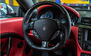 瑪莎拉蒂GT改裝碳纖維方向盤配F1碳纖換擋撥片，紅與黑的經典搭配。