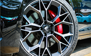 奧迪A6L升級MTM鍛造輪轂+米其林PS4輪胎+卡鉗烤漆