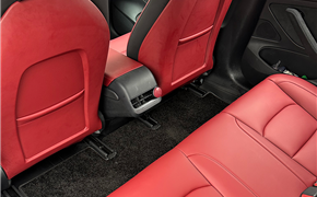 特斯拉Model 3内饰翻新，全新波尔多红色点亮驾驶空间”